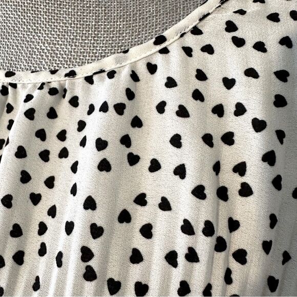 Max Studio Women’s Cream & Black Polka Dot Hearts Long Sleeved Pleated Top SZ L - Picture 4 of 13